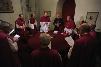 El Camarlengo Tarcisio Bertone, en el centro, rodeado de cardenales, en el Vaticano. (AFP PHOTO)