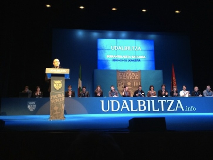 Juan Carlos Izagirre, alcalde de Donostia, ha sido quien ha inagurado el acto que pondrá en marcha de nuevo Udalbiltza. (@eetxeberria)