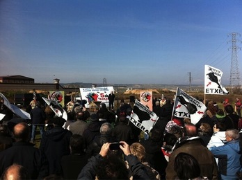 En la concentración no han faltado los zanpantzar. (Jagoba MANTEROLA/ARGAZKI PRESS)
