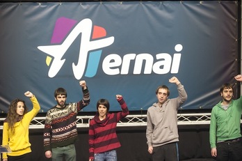 Ernai-ko bozeramaileak, atzean logo berria dutela. (Juanan RUIZ/ARGAZKI PRESS)