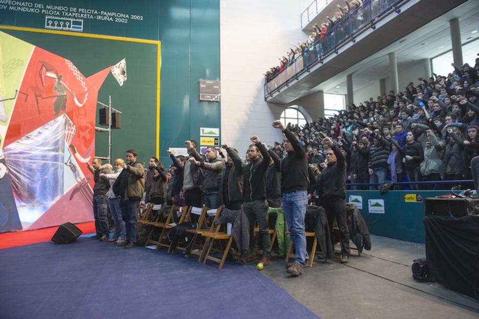 ‘Eusko Gudariak’ abestuz bukatu dute ekitaldia. Juanan RUIZ/ARGAZKI PRESS) ‘Eusko Gudariak’ abestuz bukatu dute ekitaldia. Juanan RUIZ/ARGAZKI PRESS)