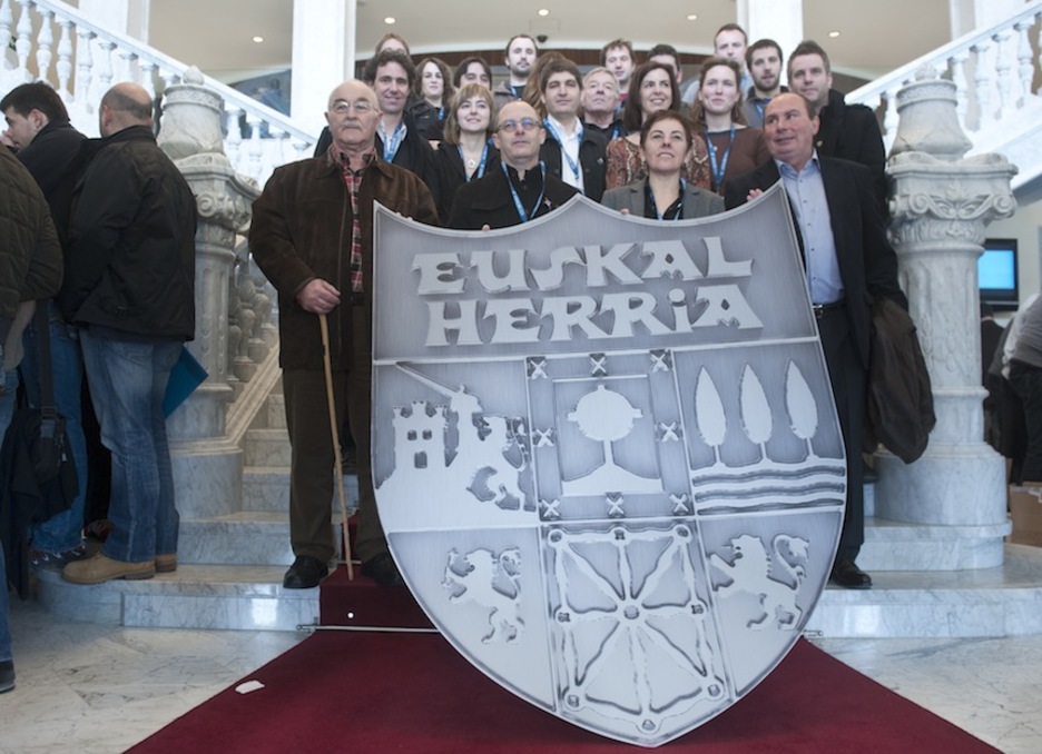 Batzarrean parte hartu duten alkateek familia argazkia atera dute. (Jon URBE/ARGAZKI PRESS)