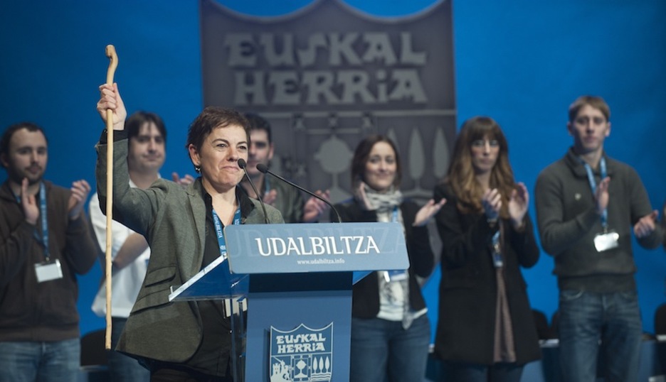 Mertxe Aizpurua lehendakari berria, aginte makilarekin. (Jon URBE/ARGAZKI PRESS)