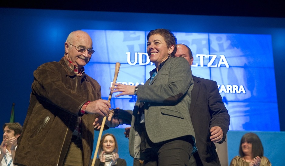 Loren Arkotxak Mertxe Aizpuruari aginte makila eman dion unea. (Jon URBE/ARGAZKI PRESS)