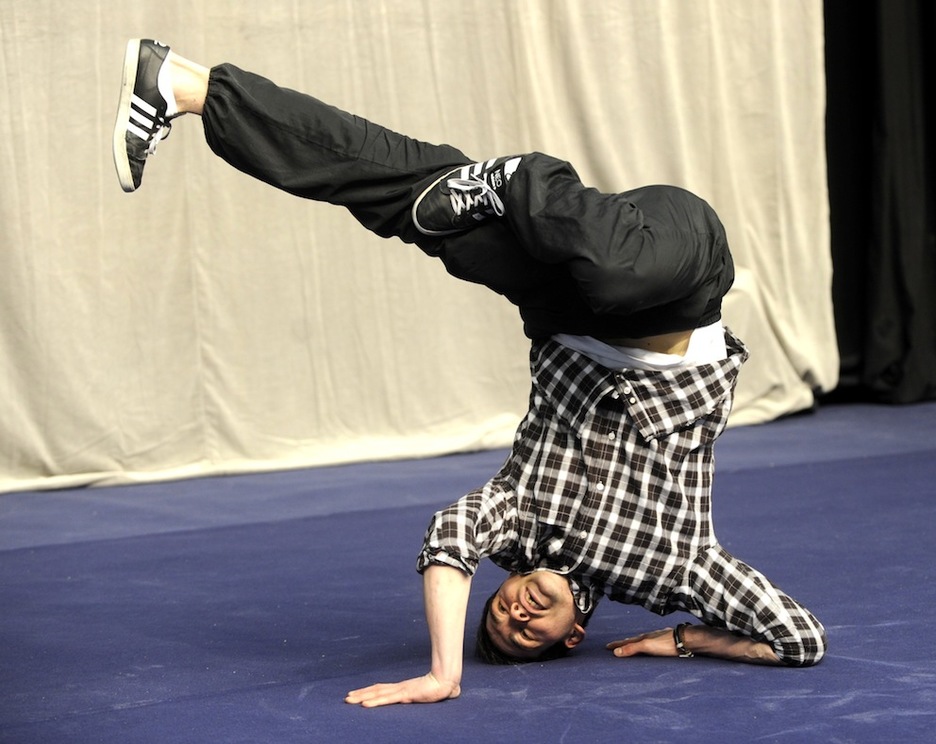 Logoa ezagutarazi aurretik dantza ikusgarria egin du gazte honek. (Juanan RUIZ/ARGAZKI PRESS) Logoa ezagutarazi aurretik dantza ikusgarria egin du gazte honek. (Juanan RUIZ/ARGAZKI PRESS)