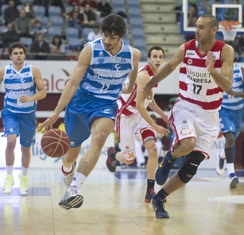 Un momento del partido. (Jon URBE/ARGAZKI PRESS)
