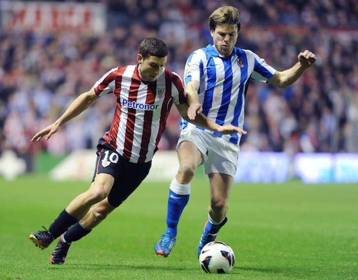 Illarramendi se anticipa a De Marcos durante el derbi de la semana pasada. (Luis JAUREGIALTZO/ARGAZKI PRESS)
