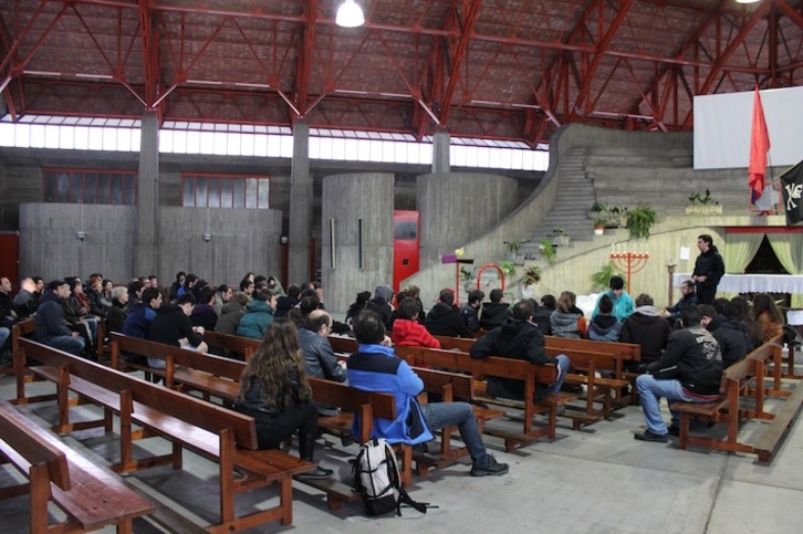 Itxialdian parte hartzen duten gazte eta herritarrak, Gasteizko elizan. (GAZTEIRAULTZA.INFO)