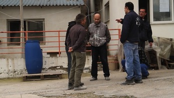 Un grupo de trabajadores conversa en el exterior de la fábrica VioMe de Tesalónica. (Leticia ÁLVAREZ)