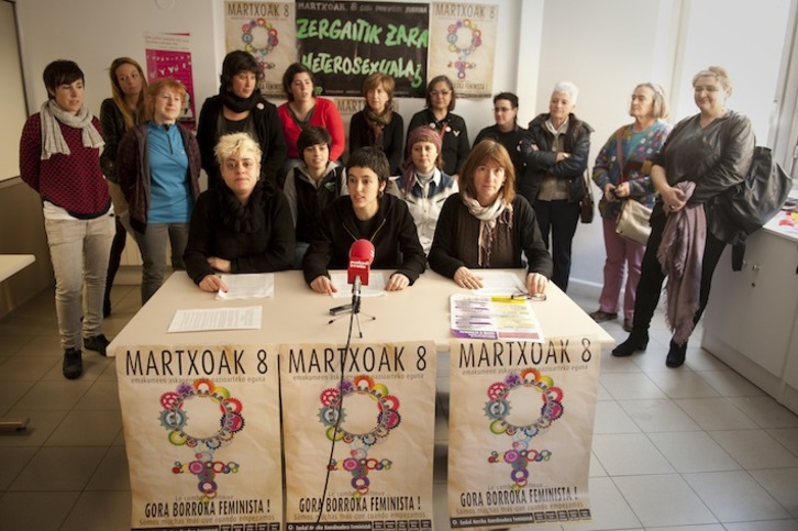 Agerraldia egin dute Donostian koordinadora feministetako kideek. (Gari GARAIALDE/ARGAZKI PRESS).