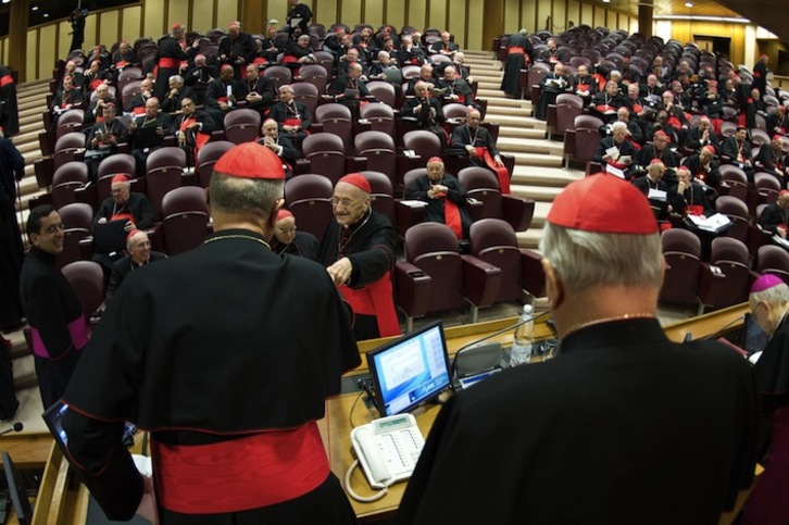 Imagen distribuida por el Vaticano en la que se ve a los cardenales Angelo Sodano (derecha) y Tarcisio Bertone abriendo el turno de intervenciones en la reunión. (AFP)