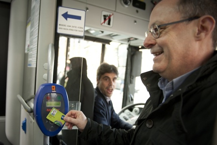 El alcalde de Donostia, Juan Karlos Izagirre, hace uso de su tarjeta Mugi. (Gari GARAIALDE/ARGAZKI PRESS)
