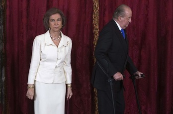 Juan Carlos de Borbón, junto a su mujer, Sofía, en una recepción en la Zarzuela. (Dani POZO/AFP)