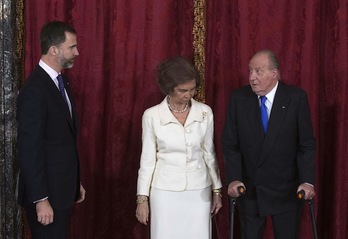 Juan Carlos de Borbón y Sofía junto al heredero, Felipe. (Dani POZO/AFP)