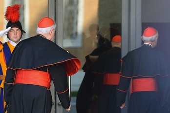 Varios cardenales, a su llegada a las reuniones de este lunes. (Vincenzo PINTO/AFP PHOTO)