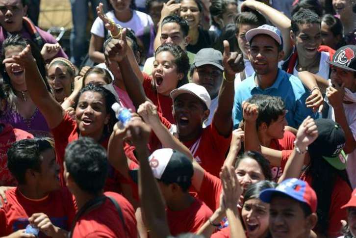 Seguidores de Chávez muestran su apoyo al presidente venezolano mientras permanece hospitalizado en Caracas. (Leo RAMIREZ/AFP)