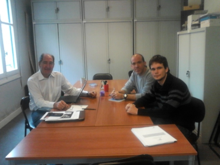 Ezkerrean, Brian Currin, Herrirako kide Jon Garay eta Oscar Sanchezekin batera. (HERRIRA)