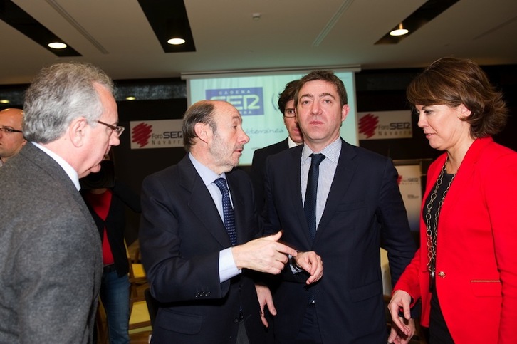 Alfredo Pérez Rubalcaba junto a Roberto Jiménez y Yolanda Barcina y, de espaldas, Miguel Sanz. (Idoia ZABALETA/ARGAZKI PRESS)