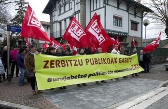 Concentración del sindicato LAB contra el decreto, frente a Lehendakaritza. (Raul BOGAJO/ARGAZKI PRESS)