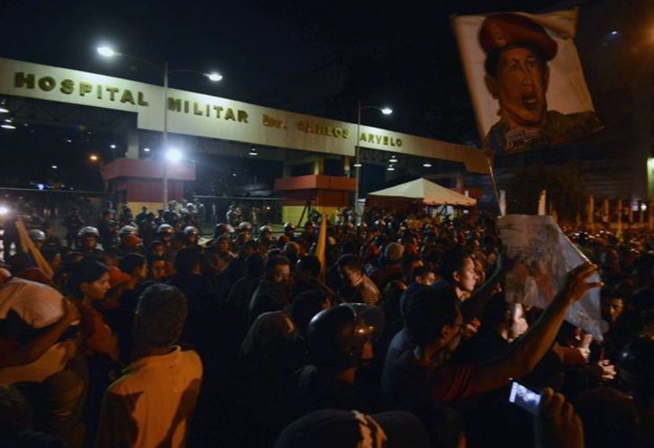 Seguidores de Hugo Chávez, a las puertas del hospital militar en el que ha fallecido el mandatario. (Leo RAMÍREZ/AFP PHOTO)