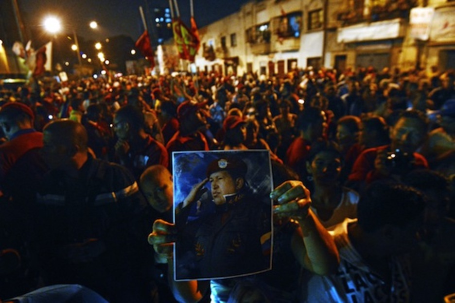 Concentración multitudinaria frente al Hospital Militar de Caracas, donde falleció Chávez. (Leo RAMÍREZ/AFP PHOTO) Concentración multitudinaria frente al Hospital Militar de Caracas, donde falleció Chávez. (Leo RAMÍREZ/AFP PHOTO)