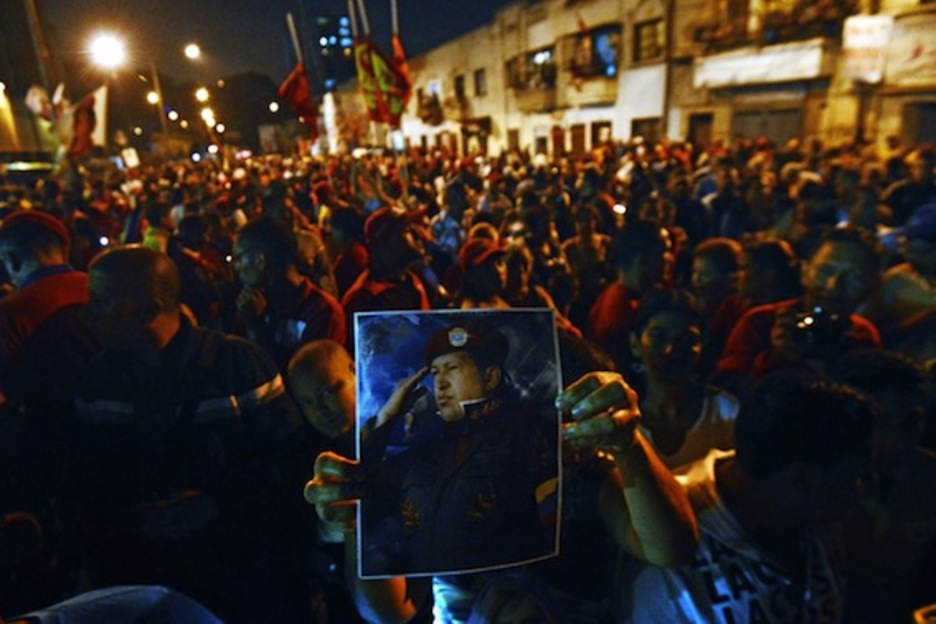 Concentración multitudinaria frente al Hospital Militar de Caracas, donde falleció Chávez. (Leo RAMÍREZ/AFP PHOTO)