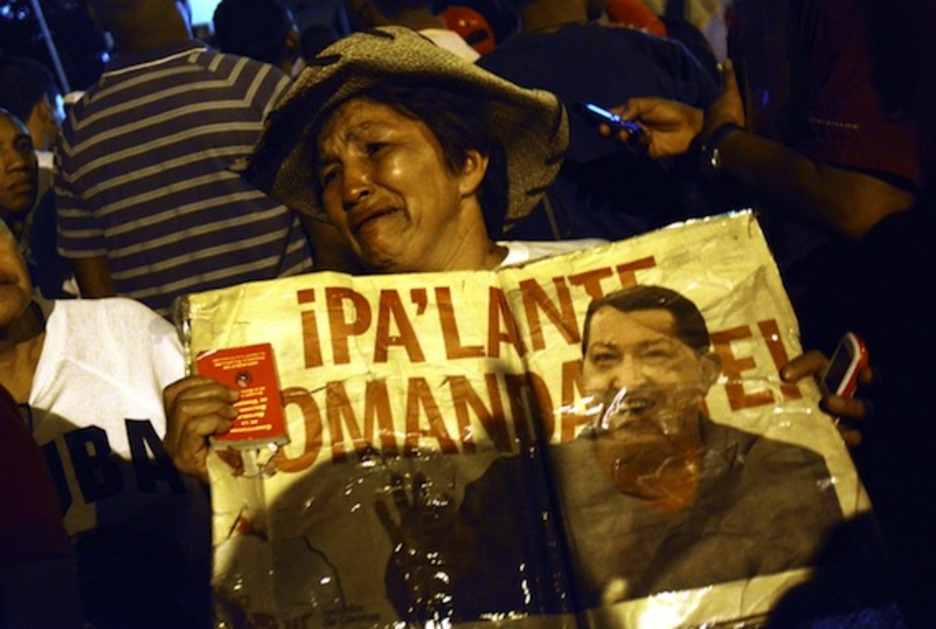 Una mujer llora ante el Hospital Militar de Caracas. (Leo RAMÍREZ/AFP PHOTO) Una mujer llora ante el Hospital Militar de Caracas. (Leo RAMÍREZ/AFP PHOTO)
