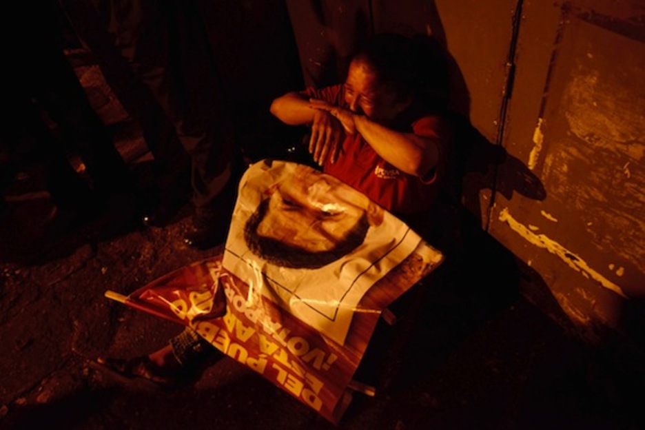 Una mujer llora la muerte de Chávez frente al Hospital Militar de Caracas. (Leo RAMÍREZ/AFP PHOTO)