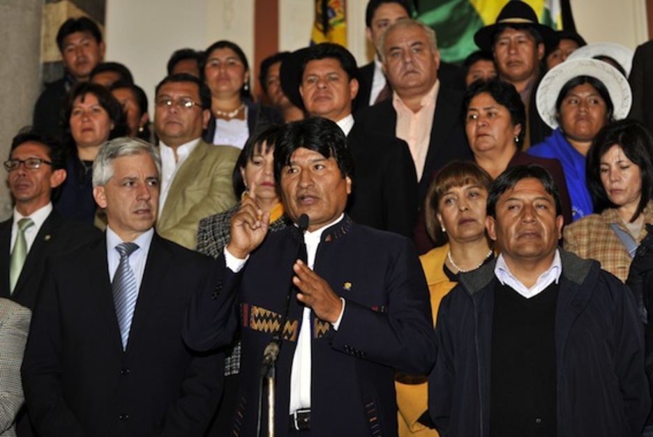 Comparecencia del Ejecutivo boliviano, con Evo Morales al frente, tras la muerte del mandatario venezolano. (Aizar RALDES/AFP PHOTO)