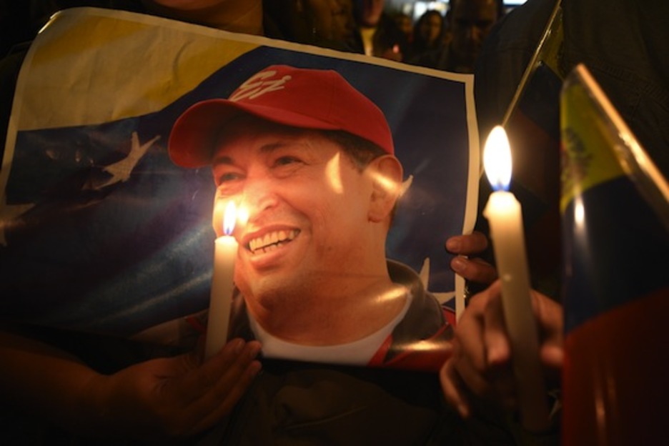 Carteles y velas en homenaje a Chávez. (Rodrigo BUENDÍA/AFP PHOTO)