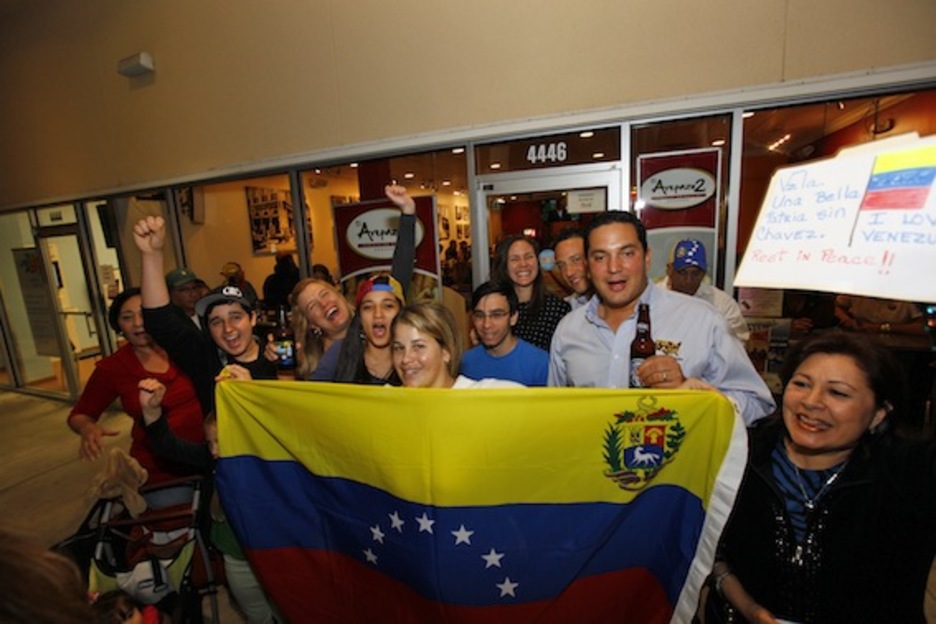 Detractores de Chávez celebran su muerte en un bar de Florida. (Alexia FODERE/AFP PHOTO)