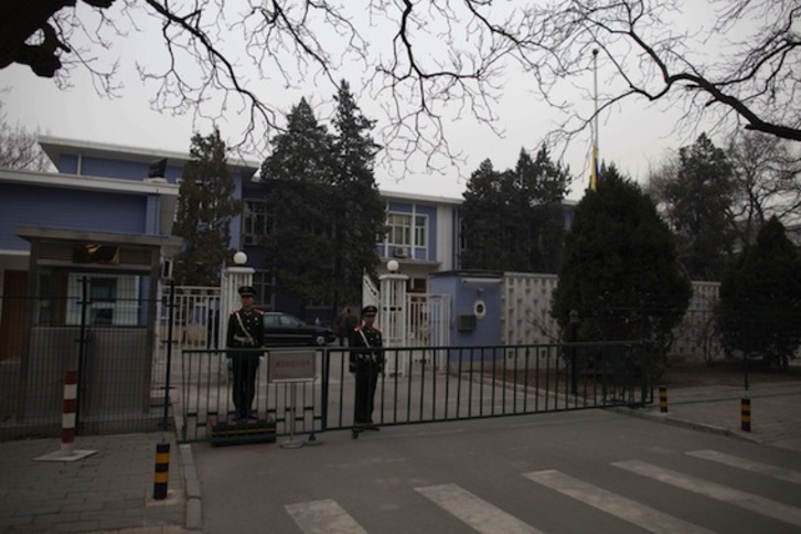 La Embajada venezolana en Pekín, con la bandera a media asta. (Ed JONES/AFP PHOTO)
