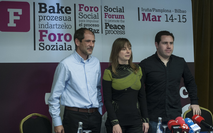 Ríos, Elvira y Dufau han avanzado en Iruñea la programación del Foro Social. (Jagoba MANTEROLA/ARGAZKI PRESS)