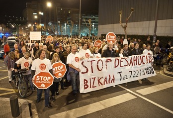 Imagen de la manifestación que ha recorrido las calles de Bilbo en protesta por el suicidio por un desahucio. (Jon HERNAEZ/ARGAZKI PRESS)