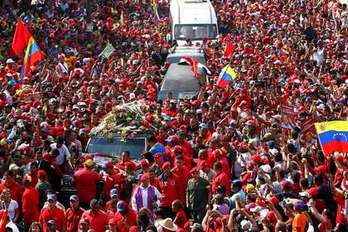 Imagen de la caravana con el féretro del expresidente venezolano Hugo Chávez que ha recorrido la capital del país. (Luis CAMACHO/AFP)