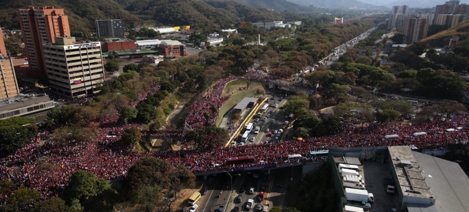 La marea roja bolivariana inundaba ayer una de las arterias de la capital venezolana. (Francisco BATISTA/AFP) La marea roja bolivariana inundaba ayer una de las arterias de la capital venezolana. (Francisco BATISTA/AFP)