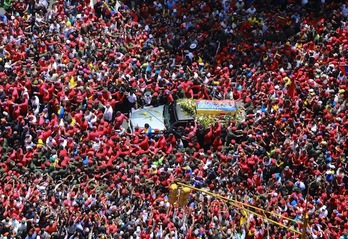 El féretro de Chávez, entre la multitud. (Francisco BATISTA/AFP)