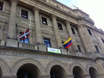 La Diputación de Gipuzkoa ha colocado la ikurriña y bandera de Venezuela a media asta en su sede de Donostia. (NAIZ.INFO)