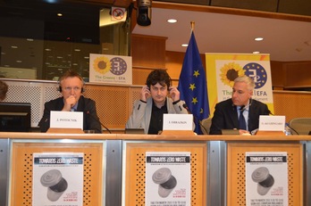 De izquierda a derecha, Janez Potocnik, comisario europeo de Medio Ambiente, Iñaki Errazkin, diputado de Medio Ambiente de la Diputación de Gipuzkoa y Giorgio del Ghingaro, alcalde de la localidad italiana de Capannori. (GIPUZKOABERRI)