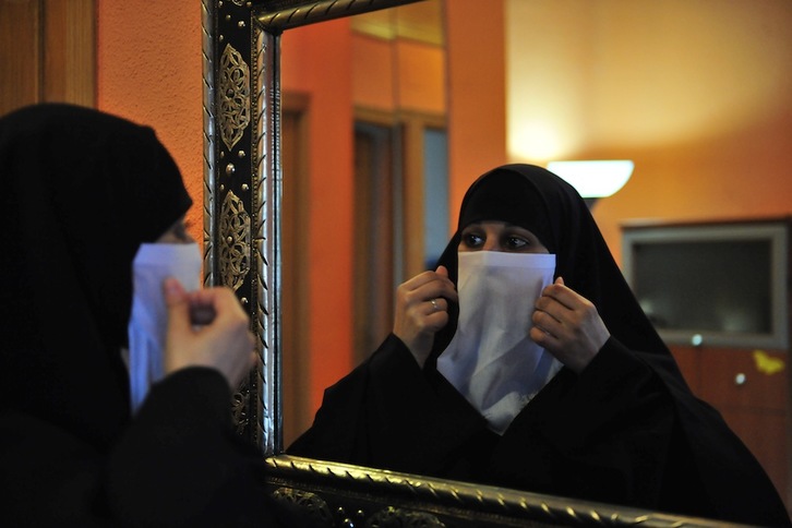 Salima bint Benaisa, poniéndose el niqab. (Marie Laure RODRÍGUEZ)
