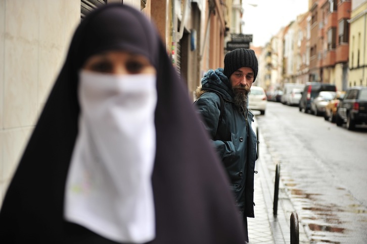 Una mujer musulmana viste el niqab. (Marie Laure RODRÍGUEZ)