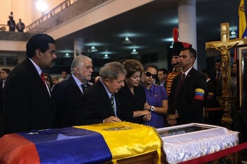 Nicolás Maduro, junto a Lula da Silva y Dilma Rousseff, en la capilla ardiente de Hugo Chávez. (AFP PHOTO)