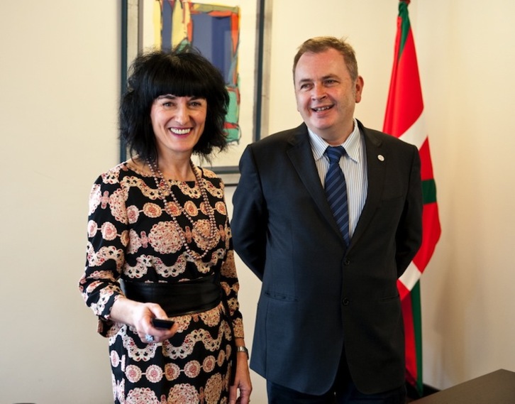 El relevo entre Alberto Surio y Maite Iturbe se ha producido hoy. (Jon HERNÁEZ/ARGAZKI PRESS)