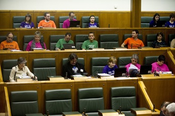 Los parlamentarios de EH Bildu han llevado camisetas reivindicativas. (Raúl BOGAJO/ARGAZKI PRESS)