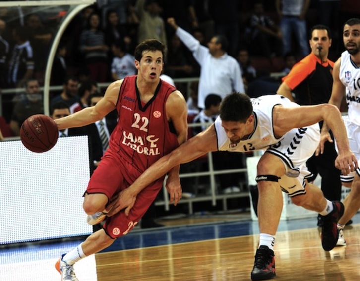 Thomas Heurtel, en un lance del encuentro. (Bulent KILIC/AFP)