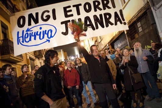 Juan Ramon Rojo-ri Irunera iristean egin dioten ongi etorriaren irudi bat. (Gari GARAIALDE/ARGAZKI PRESS)