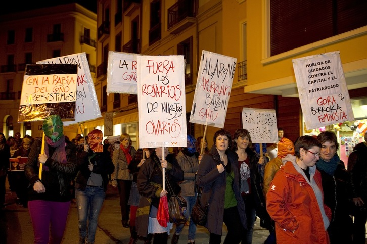 Era askotariko aldarriak ikusi dira Iruñeako manifestazioan. (Idoia ZABALETA/ARGAZKI PRESS)