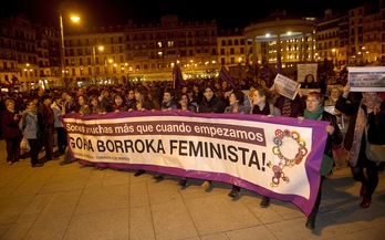 Era askotariko aldarriak ikusi dira Iruñeako manifestazioan. (Idoia ZABALETA/ARGAZKI PRESS)