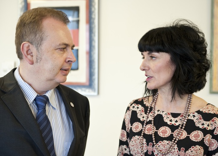 El director general saliente de EITB, Alberto Surio, junto a la nueva directora, Maite Iturbe. (ARGAZKI PRESS)