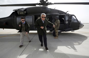 Hagel a su llegada en helicóptero a Kabul. (Jason REED / AFP)
